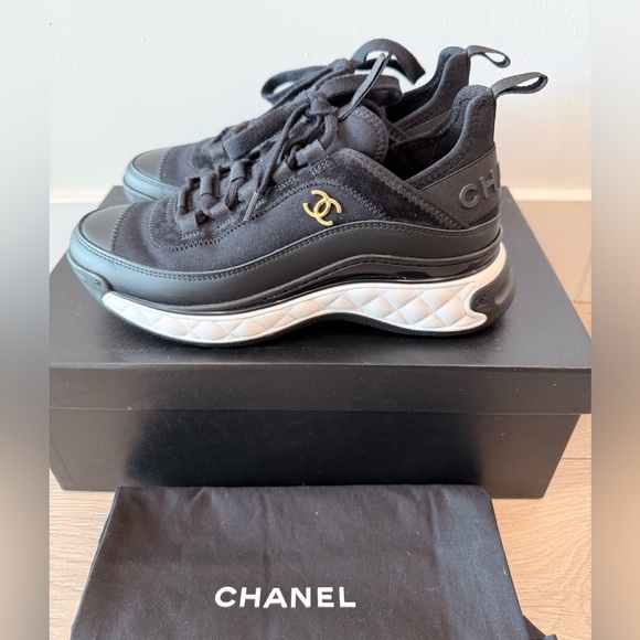CHANEL White/Black Calfskin Leather CC Logo Trainers Sneakers Black Size 35.5 - Picture 1 of 7